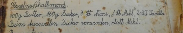 Haselnusshalbmond